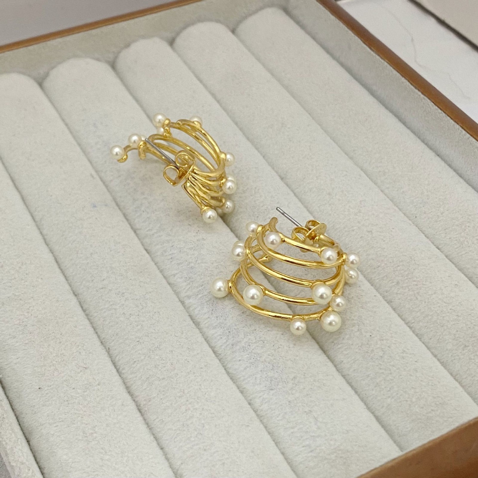 New Burch 4 Circle Pearl Earrings in Gold with Jewelry Pouch Size:2.1cm