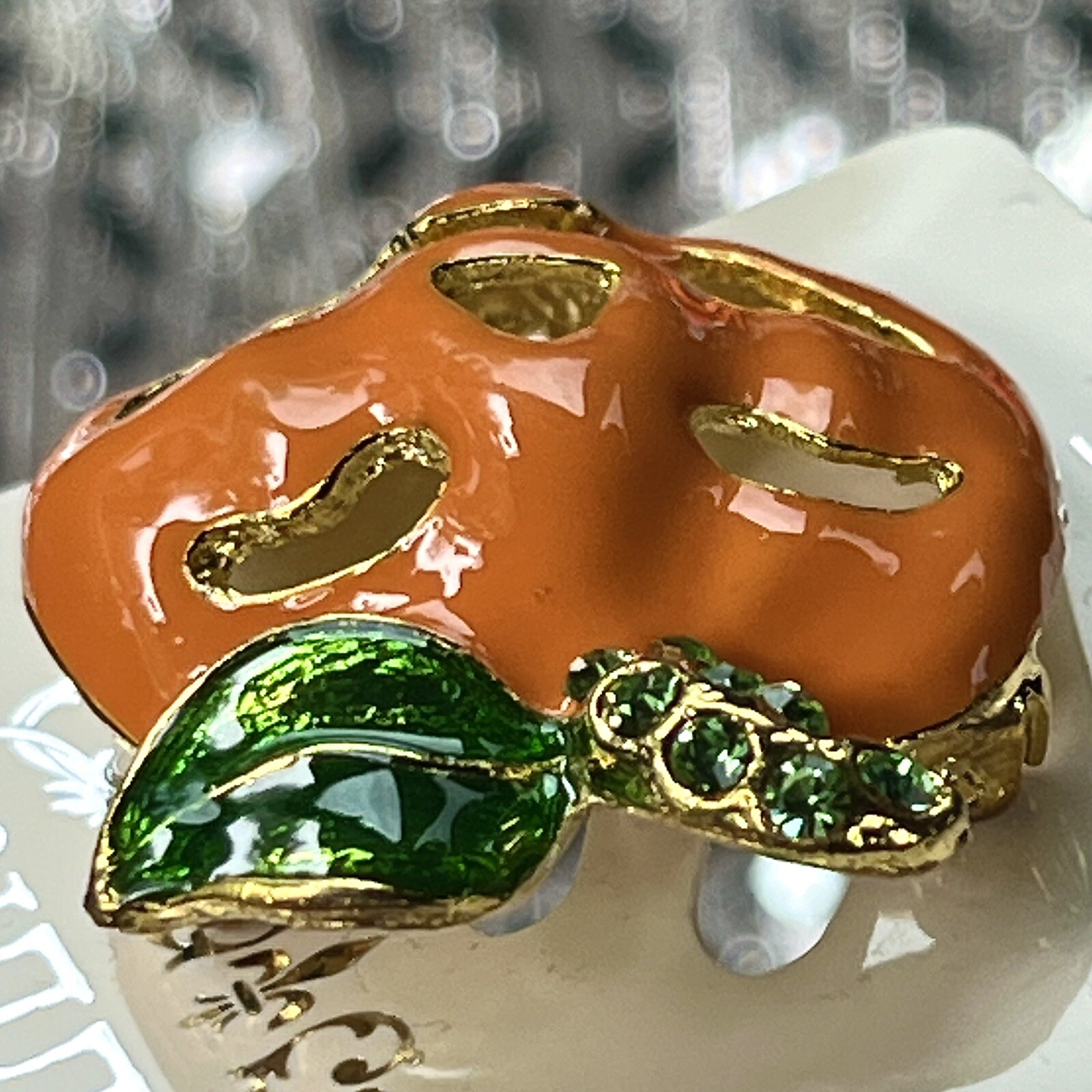 Nollia Orange Halloween Pumpkin Pin Brooch Bling Stem Jack-O-Lantern Ceramic