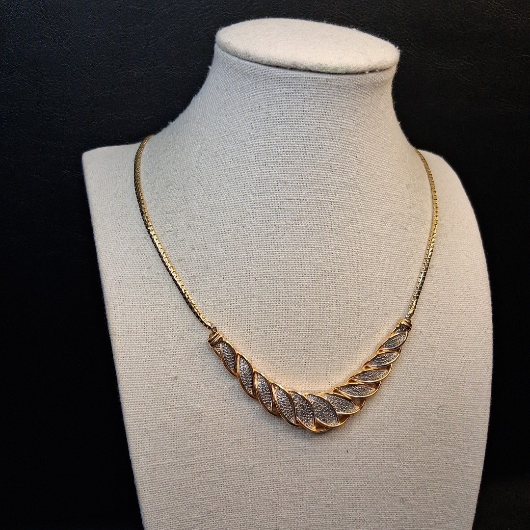 BR-KRN Chain Bib Necklace Gold Tone Whit Diamond Chip Accent. 17.253