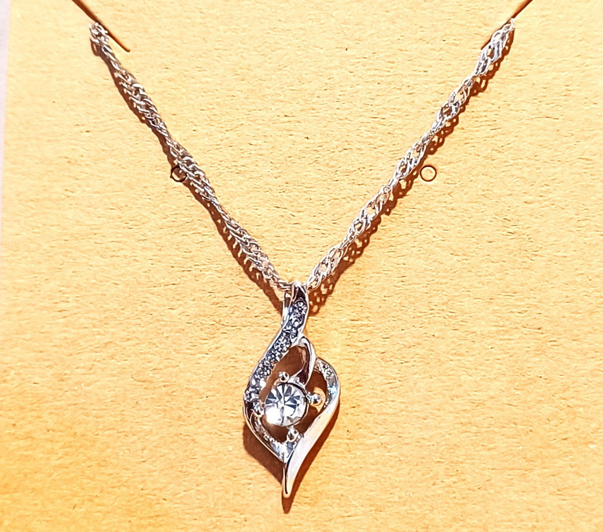 Fashionable Elegant Women’s Faux Gem Stone Pendant Necklace – Any Occasion