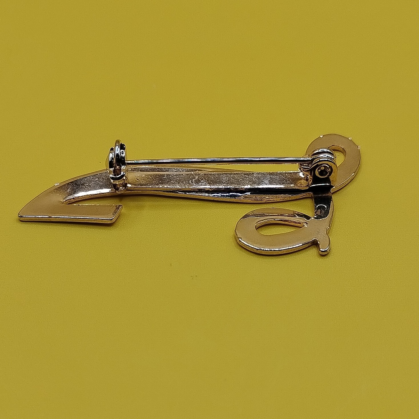Gold Tone Metal Letter L Brooch Pin, No Stones, Letters Numbers & Words Theme