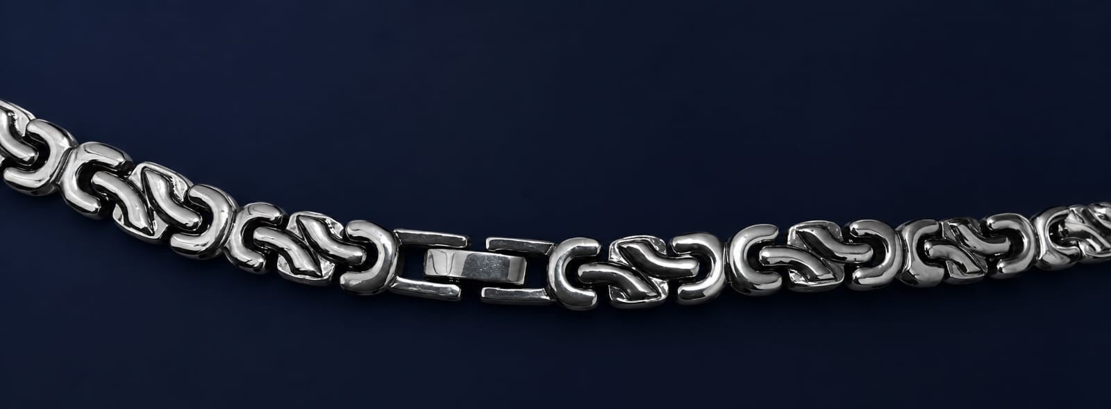 Elegant and luxurious women’s necklace set in silver