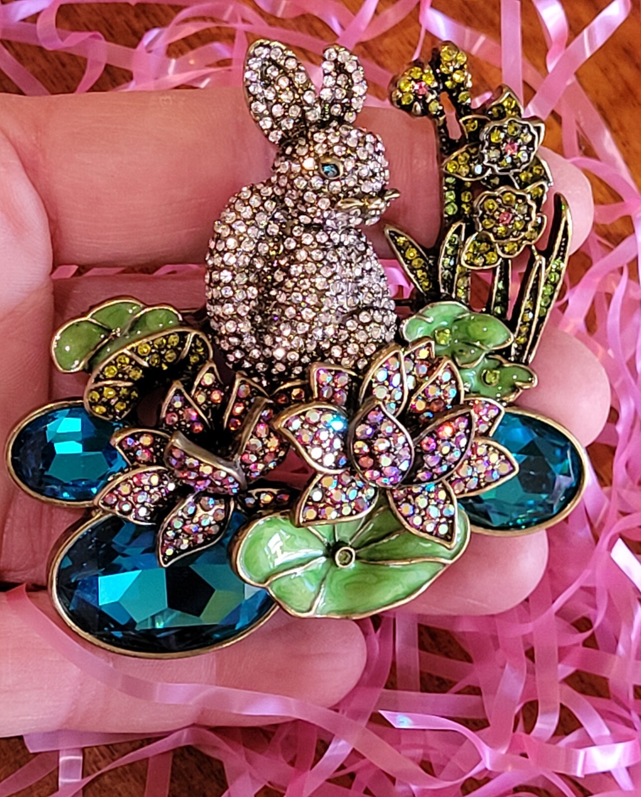 STUNNING ART DESIGNER EASTER Multi- Layered RABBIT & FLOWERS CRYSTAL BROOCH NEW