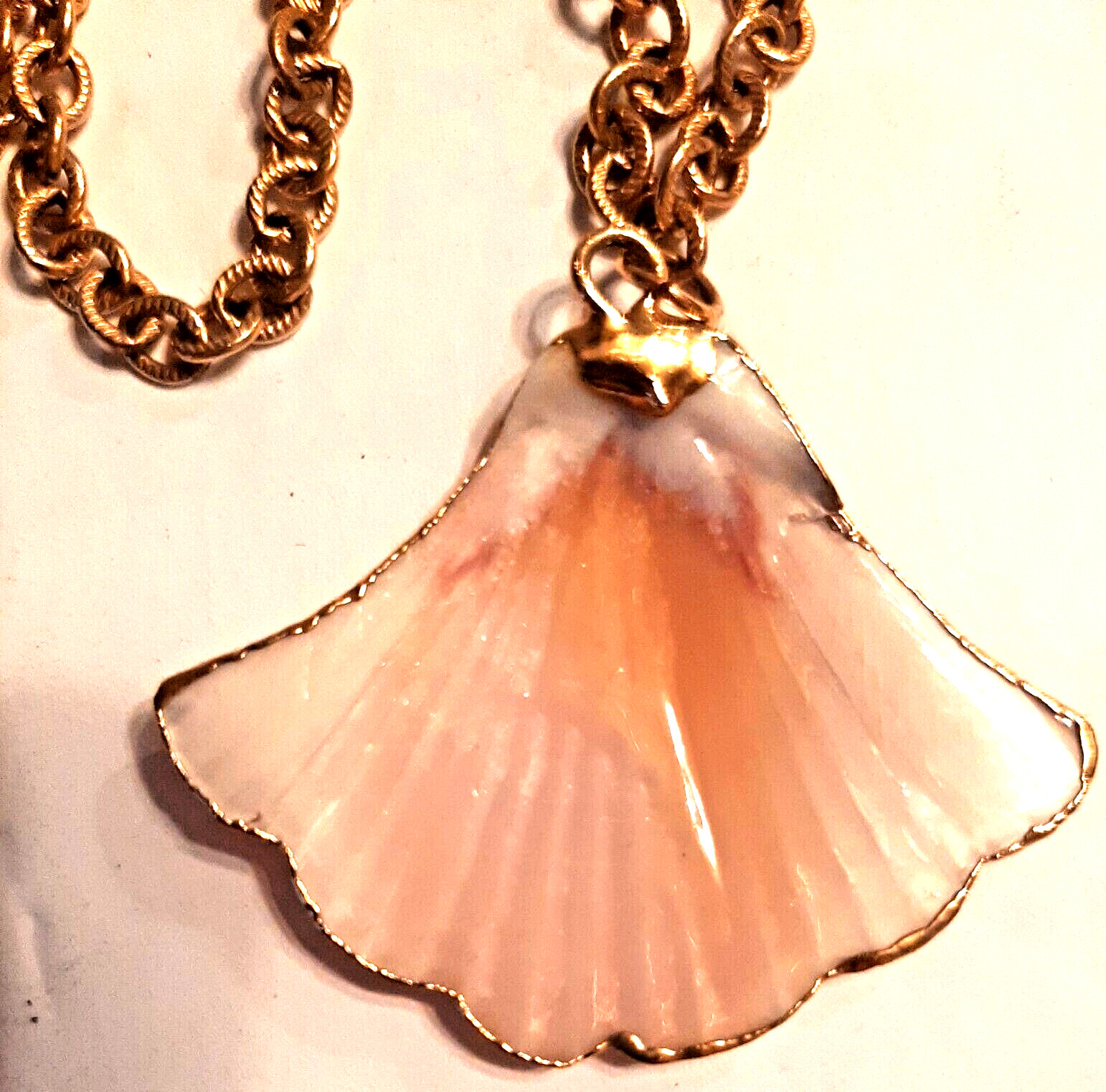 Pink Fan-Shape Shell Necklace Gold-tone 23″ Chain