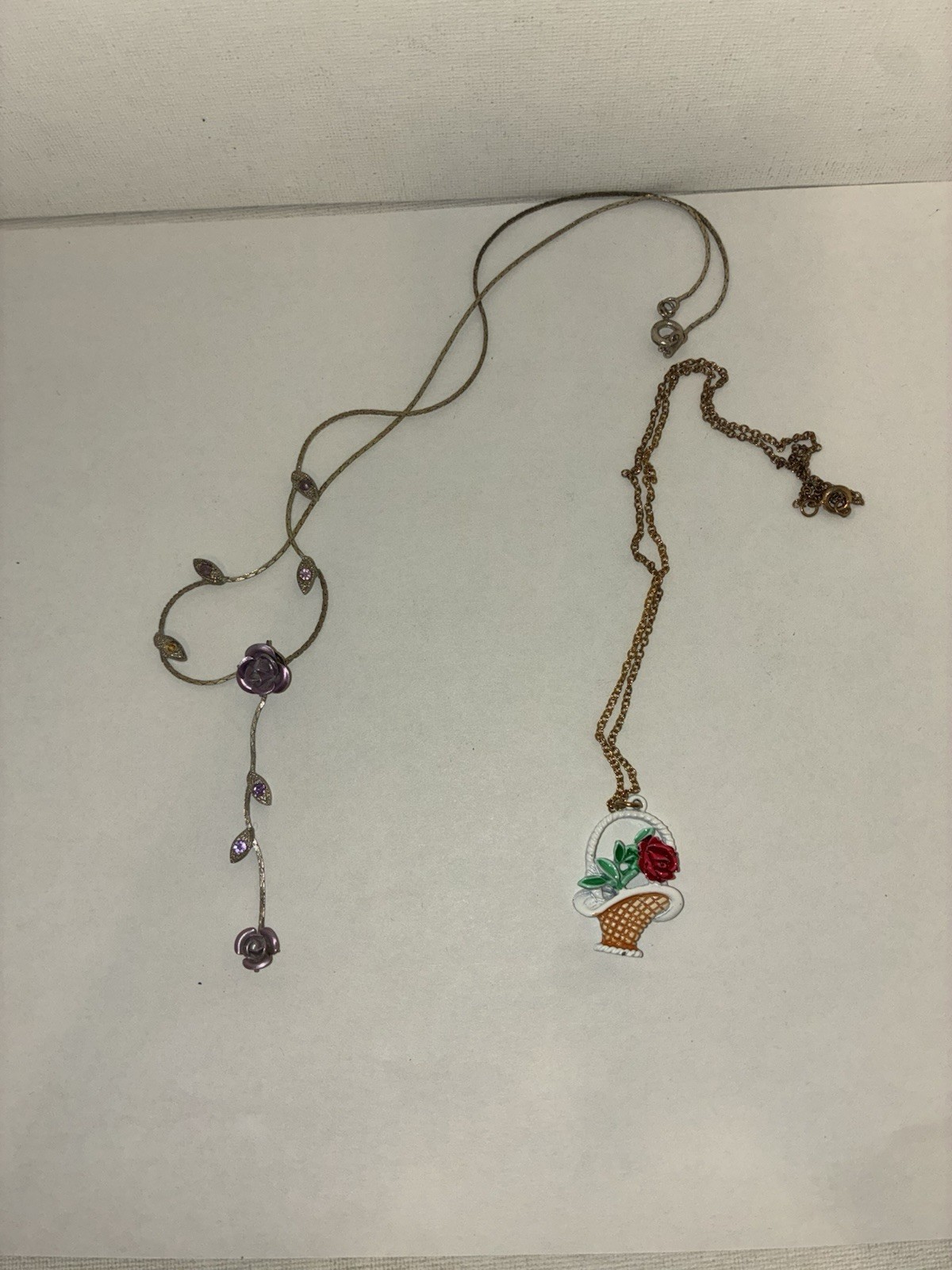 Lot of assorted women’s necklaces/ chains 26 in total.