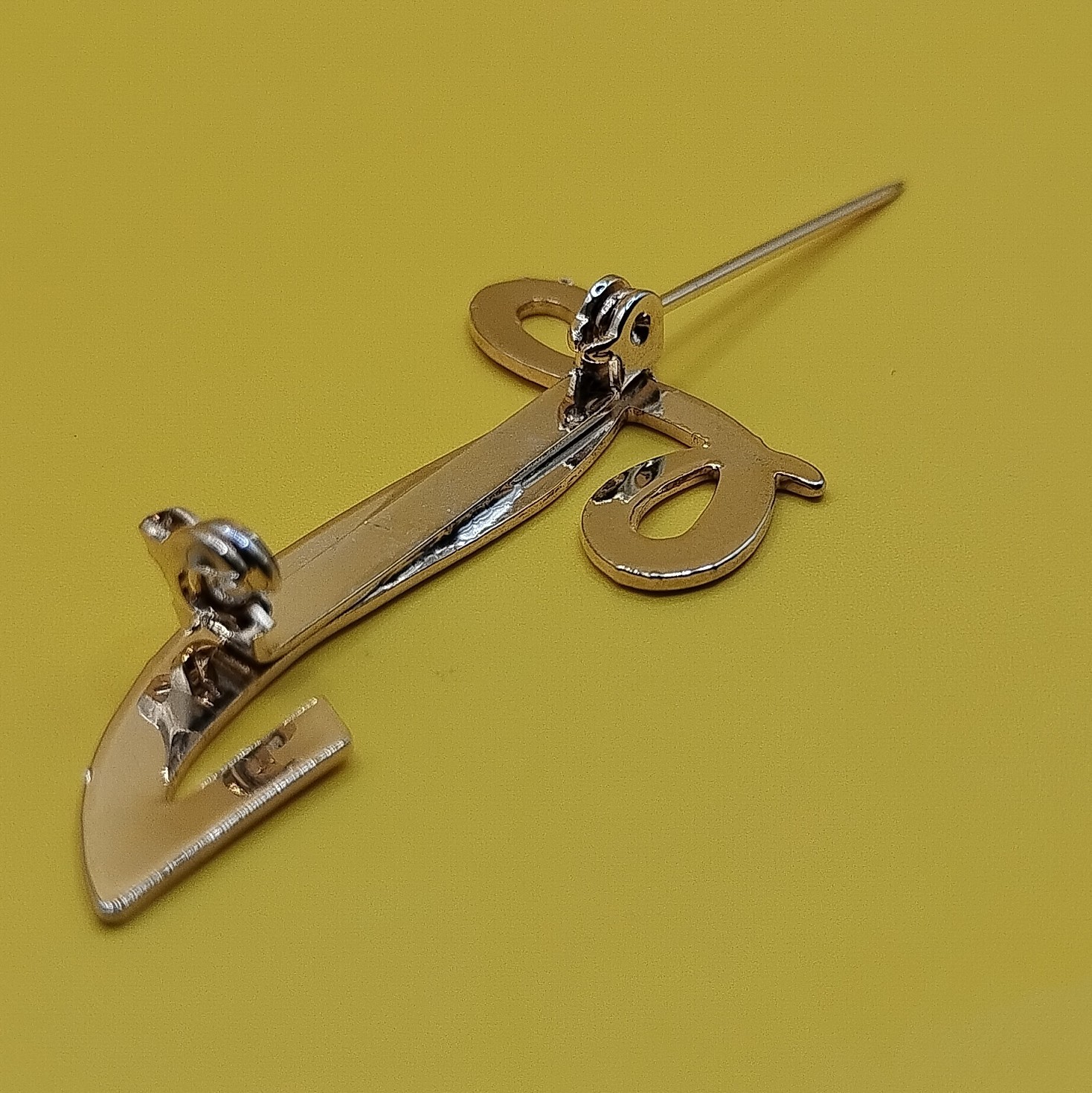 Gold Tone Metal Letter L Brooch Pin, No Stones, Letters Numbers & Words Theme
