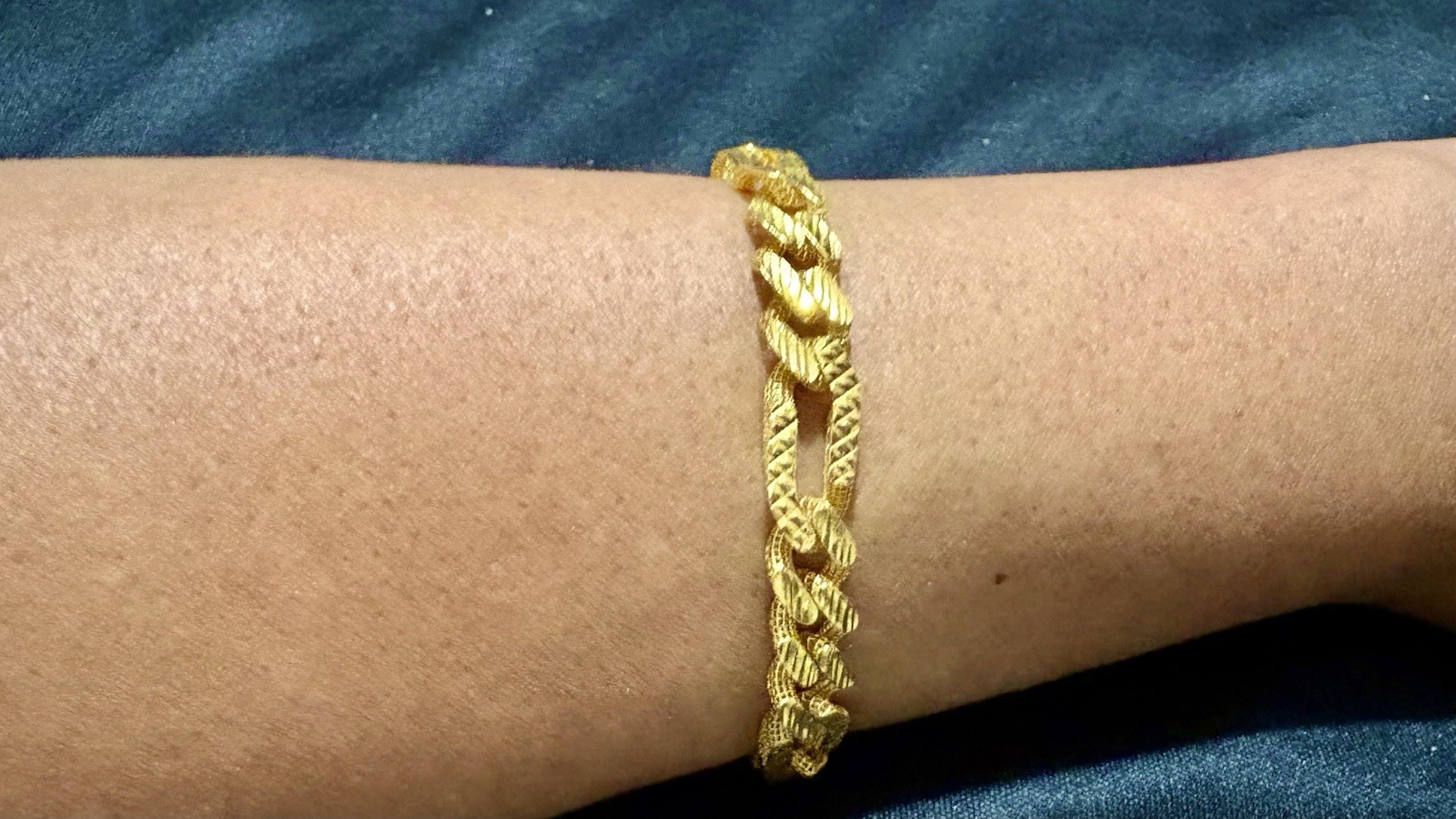 22K Gold Figaro Chain Link Bracelet 8in. Lobster Clasp, No Main Stone