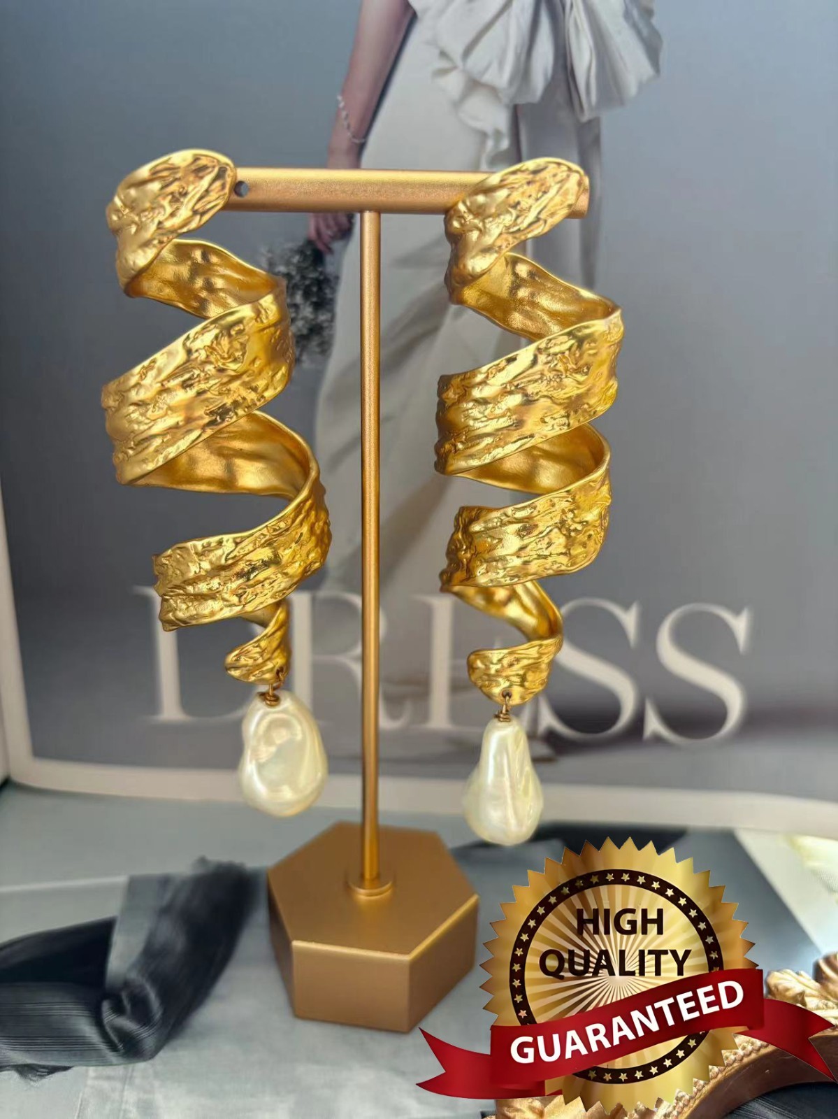 🎁🎁AUTHENTIC Super High Quality Schiaparelli Baroque Pearl Spiral Gold Earrings