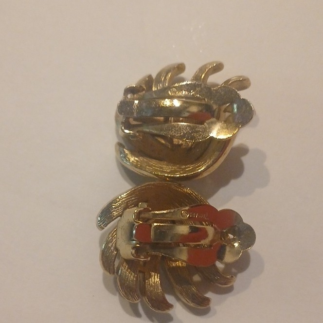 Vintage MGold Tone Textured Swirl Leaf Fan Clip-On Earrings, Trifari Stamped
