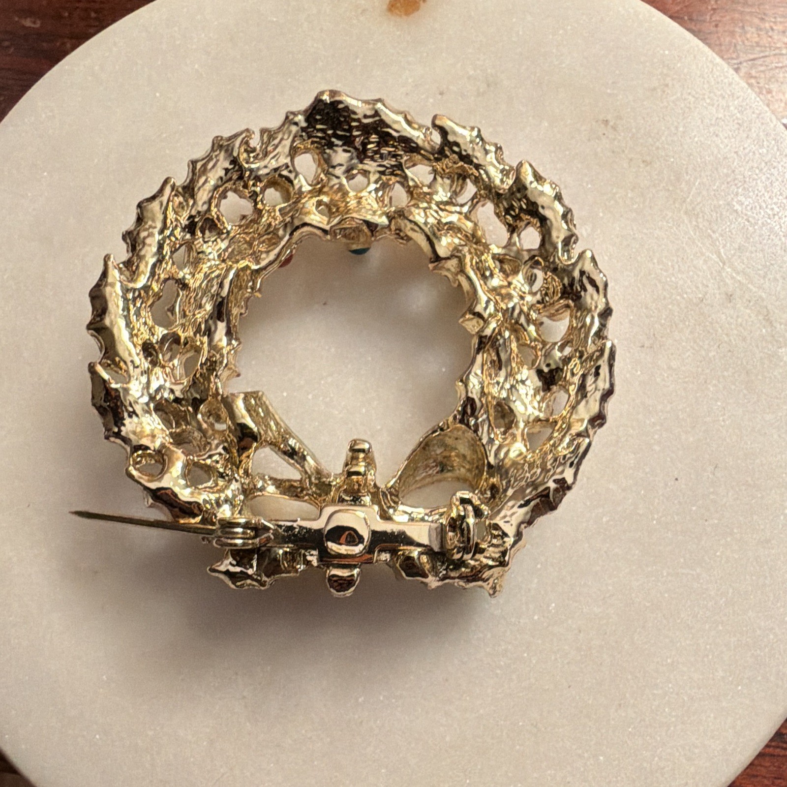 Gold Tone Christmas Wreath Brooch Pin Metal Red & Green Accents Bow