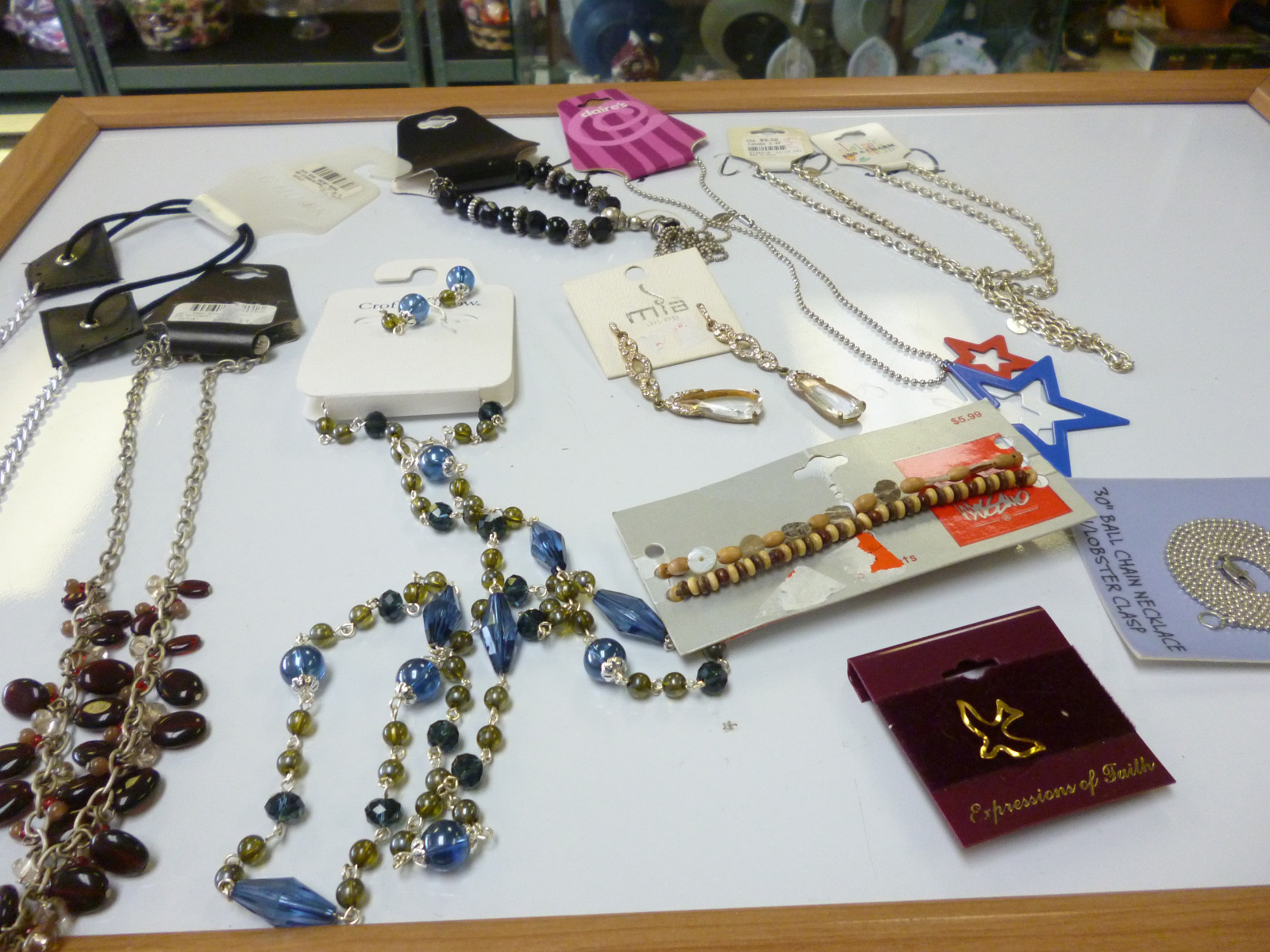NEW MIXED LOT OF Various NECKLACES, EARRING AND BRACELET 11 PIECES
