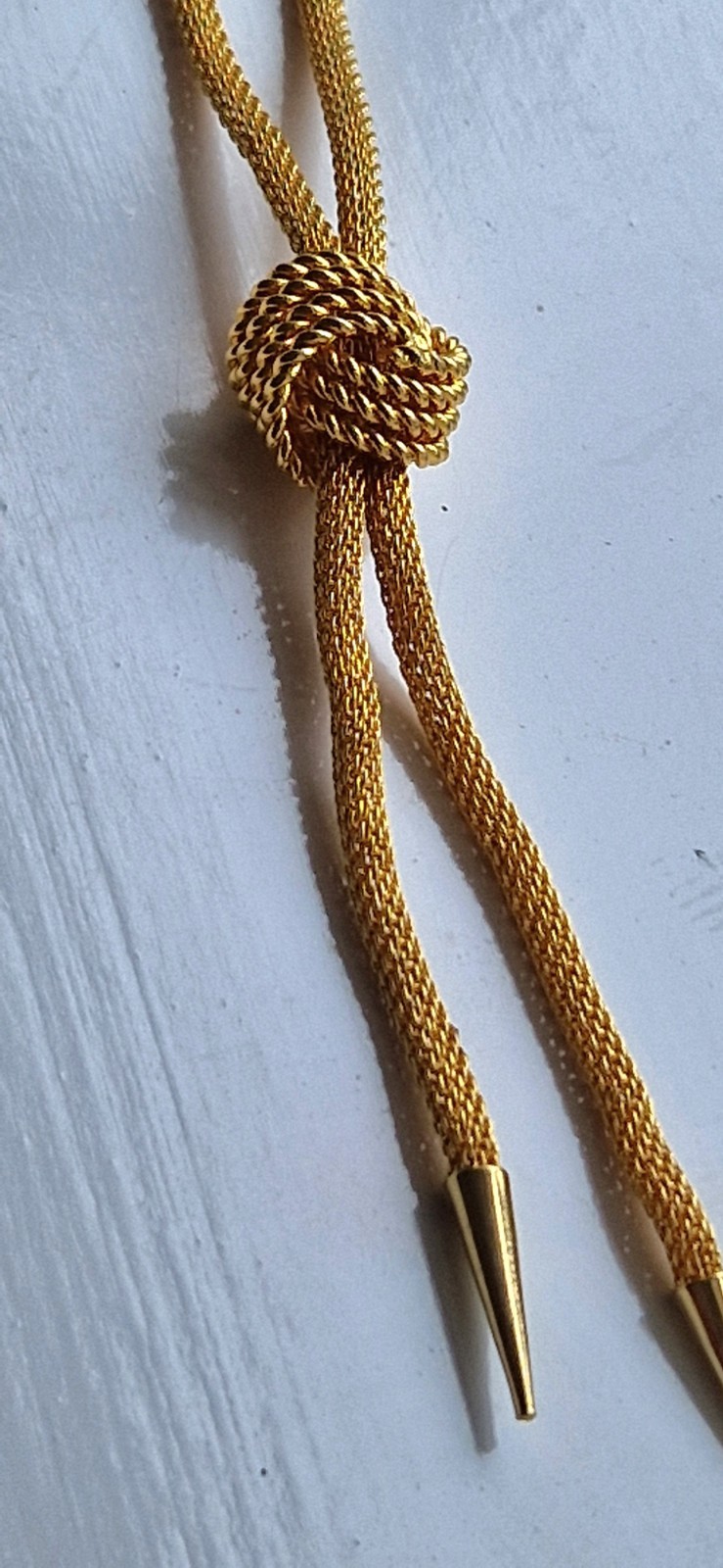Vintage gold‑tone mesh knot necklace – 57cm, fixed knot, cone ends