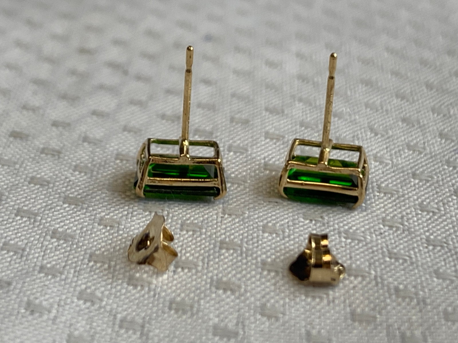 10K Yellow Gold Earrings .68g Fine Jewelry Baguette Emerald Look Studs *READ*