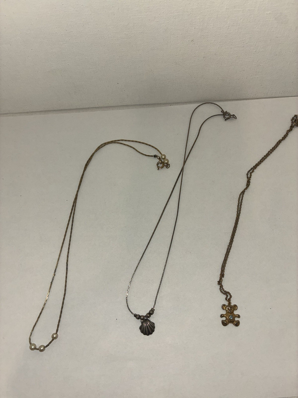 Lot of assorted women’s necklaces/ chains 26 in total.