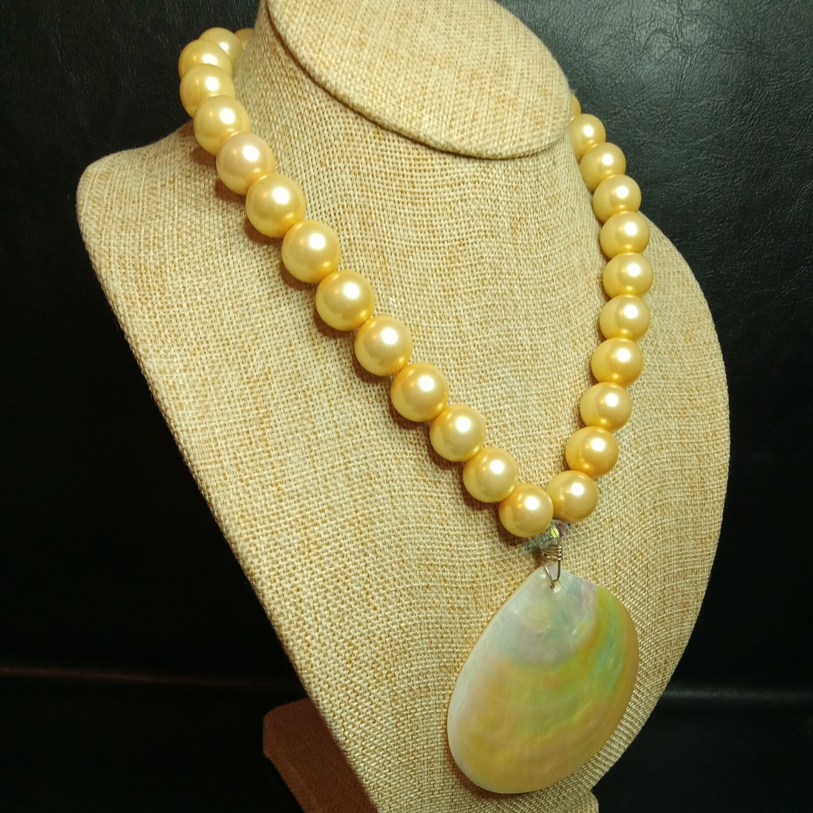 MADE WHIT LOVE Faux Pearls Necklace Mother Of Pearl Shell Pendent. 7844