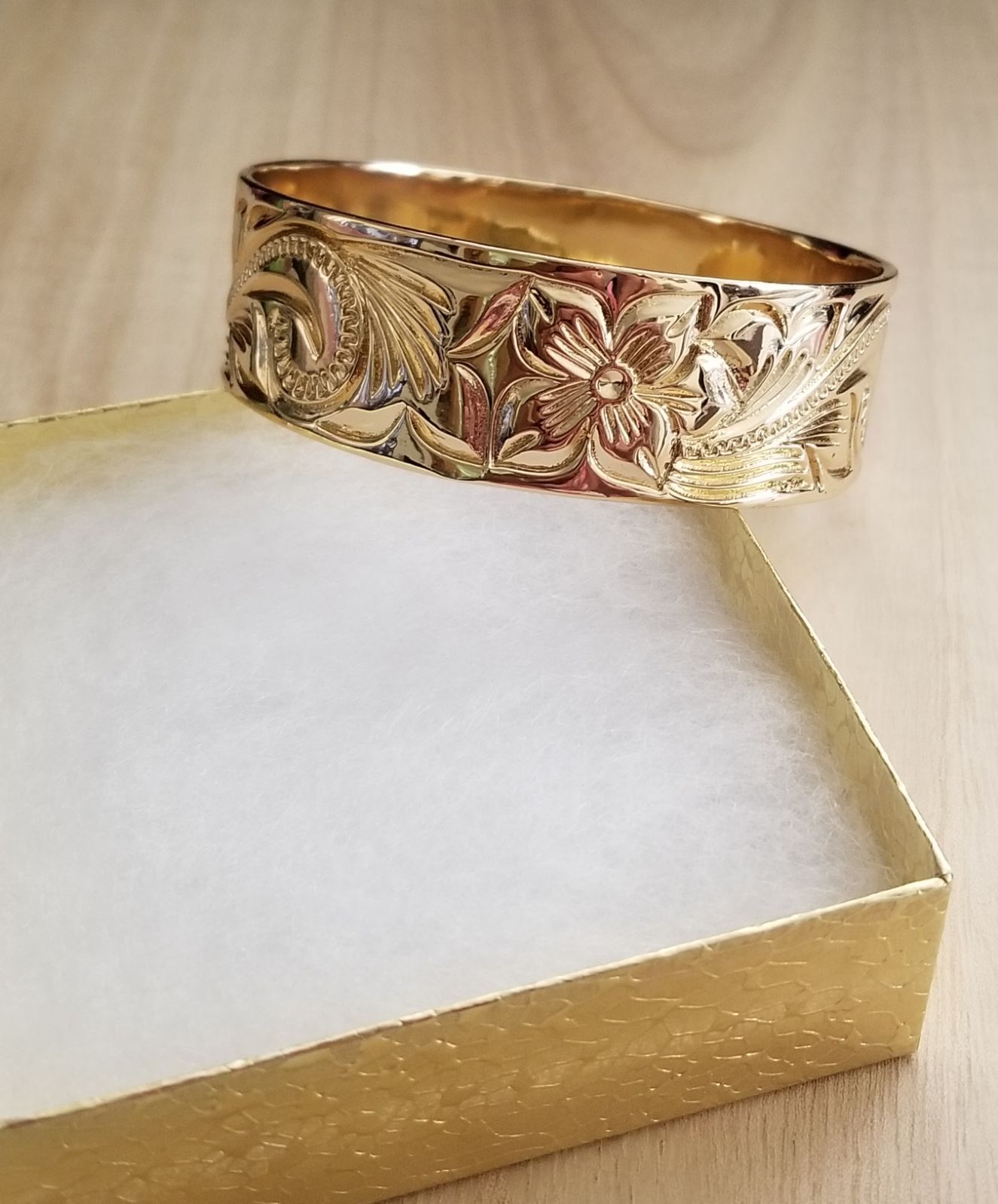 25mm Gold Engraved Hawaiian Heirloom Bangle Bracelet
