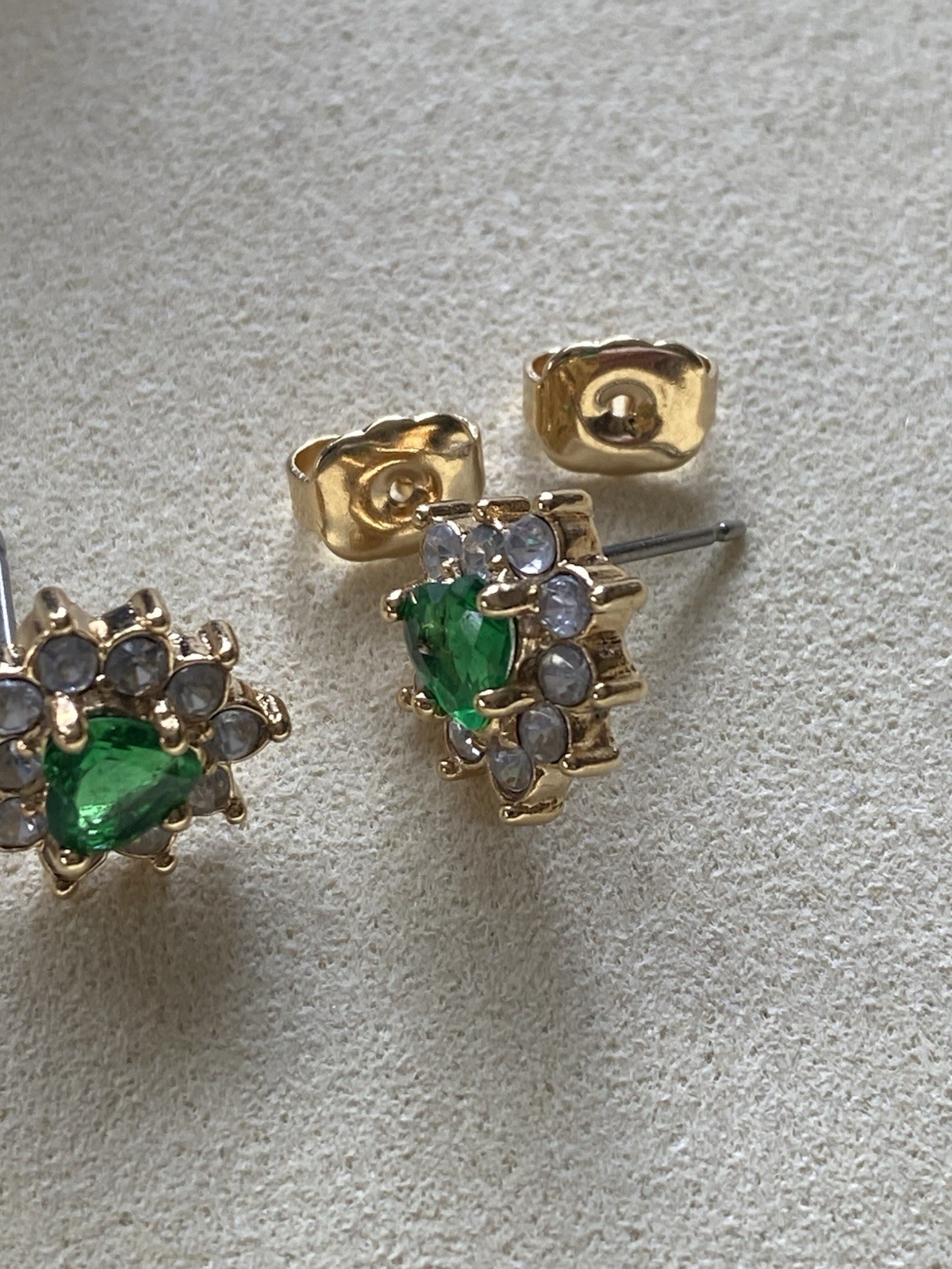 Vintage Gold Tone Emerald Green Heart Halo Cluster Stud Earrings Starburst