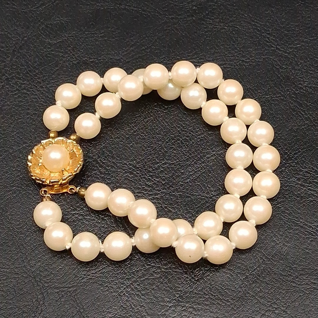 Vintage Double Strand Faux Pearl Bracelet Whit Flower Box Clasp. 17.909