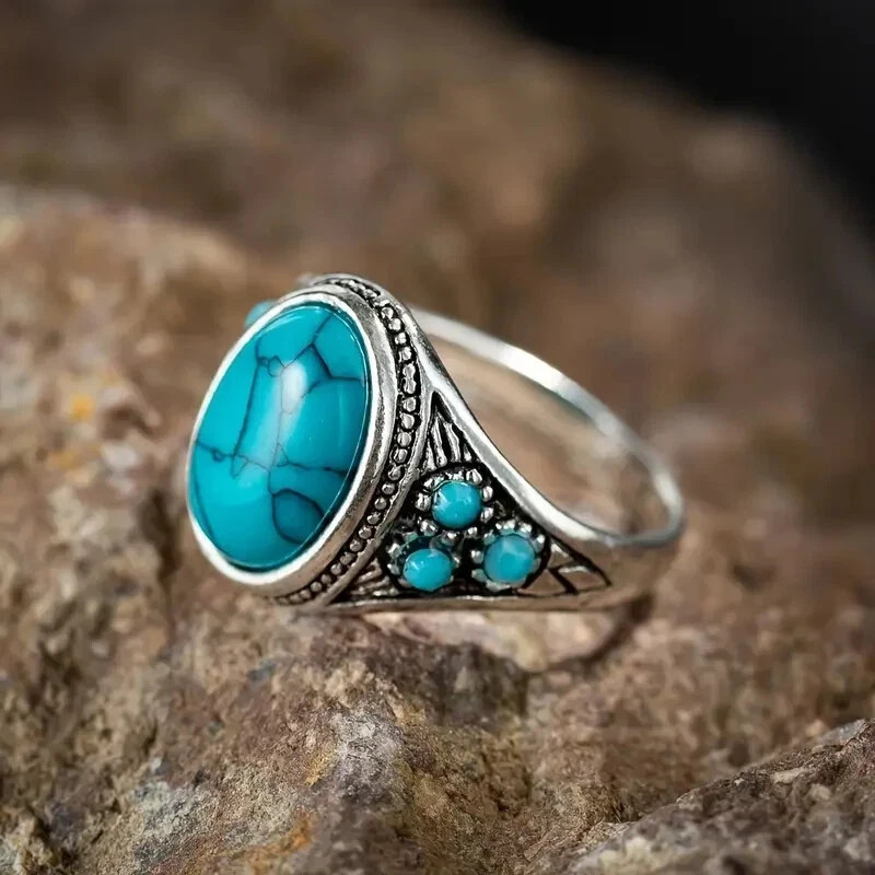 Women’s Turquoise Ring, Size 9. FREE SHIPPNG IN THE USA!