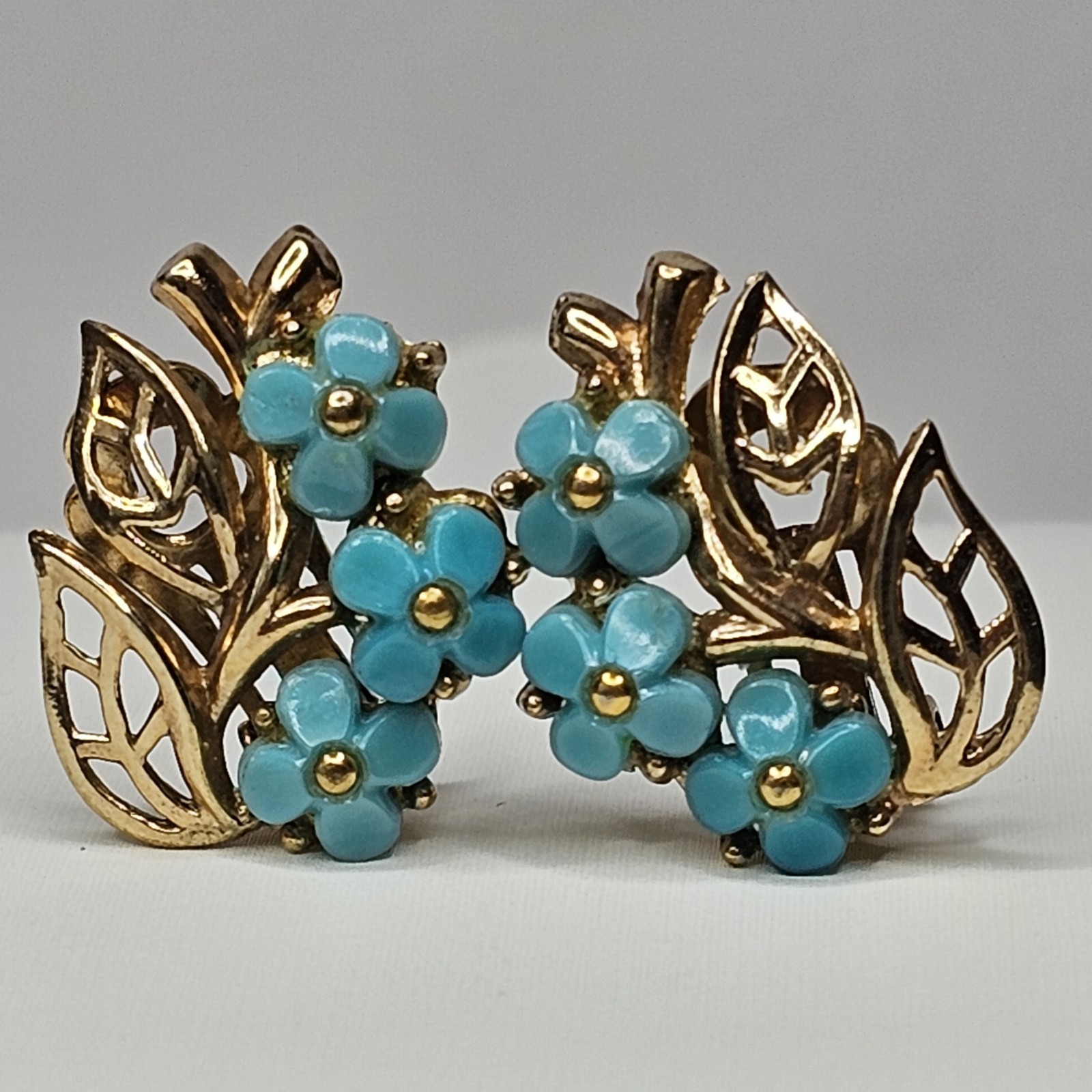 50’S CROWN TRIFARI TURQUOISE LUCITE ‘FORGET ME NOT’ FLOWER CLIP ON EARRINGS