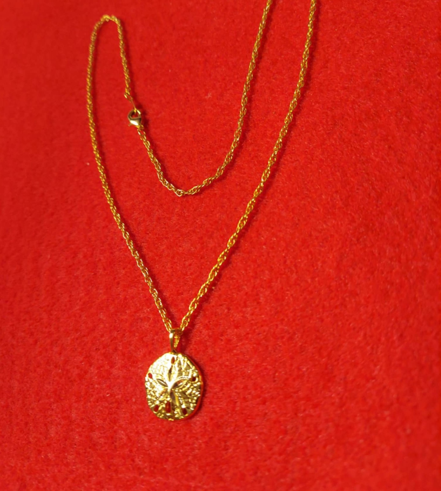 14KT GOLD PLATED SAND DOLLAR CHARM WITH 18″ NECKLACE – 2033