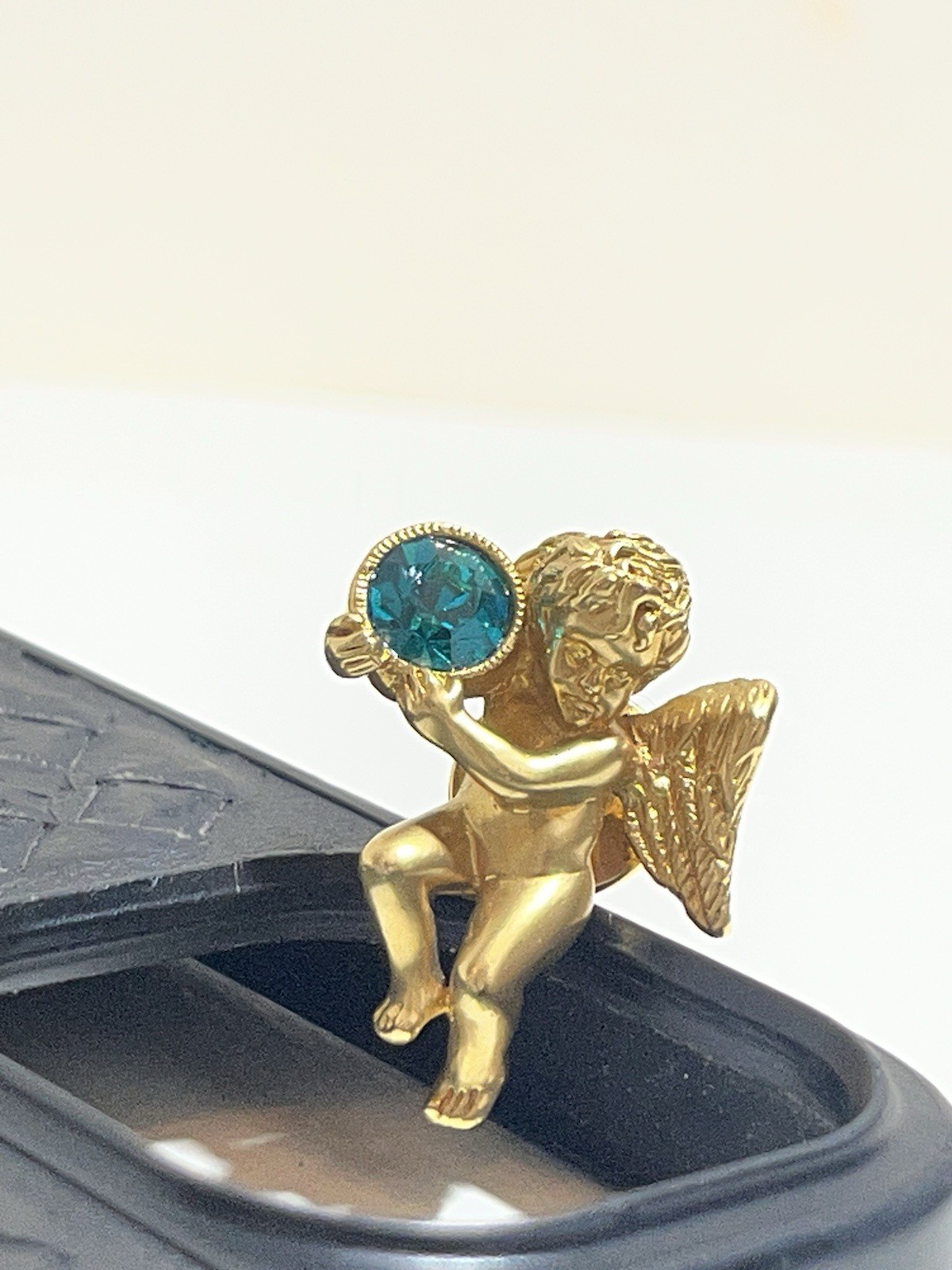 Avon vintage Gold Tone Angel Pin Blue Round Stone Bezel Set Metal 1 Gem Theme