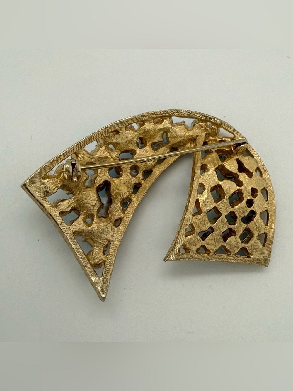 Vintage Gold-Tone Brooch Pin Blue-Green Aurora Borealis AB Rhinestones
