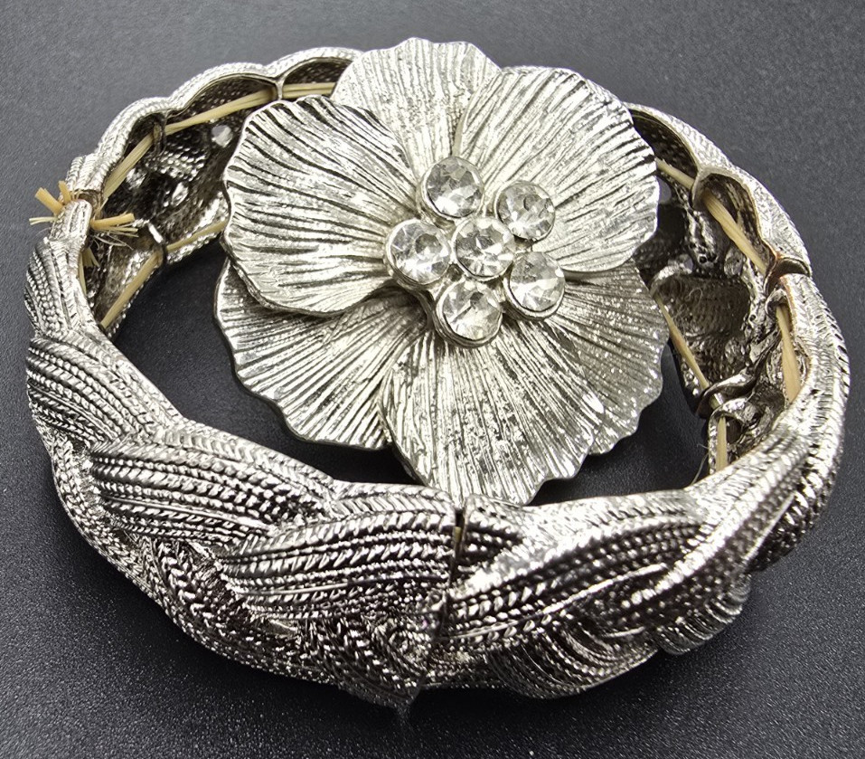 Metal Flower Shaped Stretch Ring With Multi-Rhinestone Center Plust Bracelet