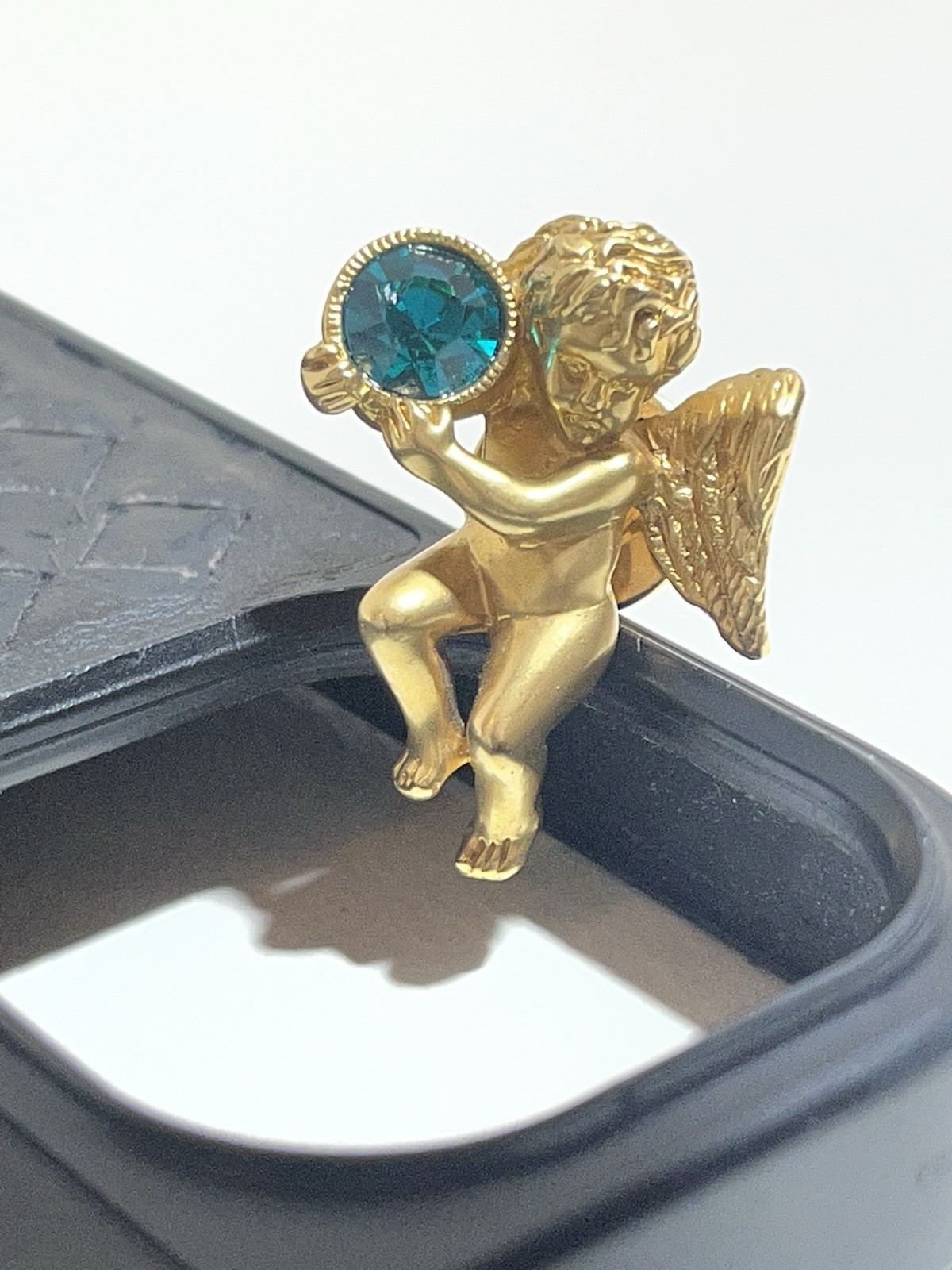 Avon vintage Gold Tone Angel Pin Blue Round Stone Bezel Set Metal 1 Gem Theme