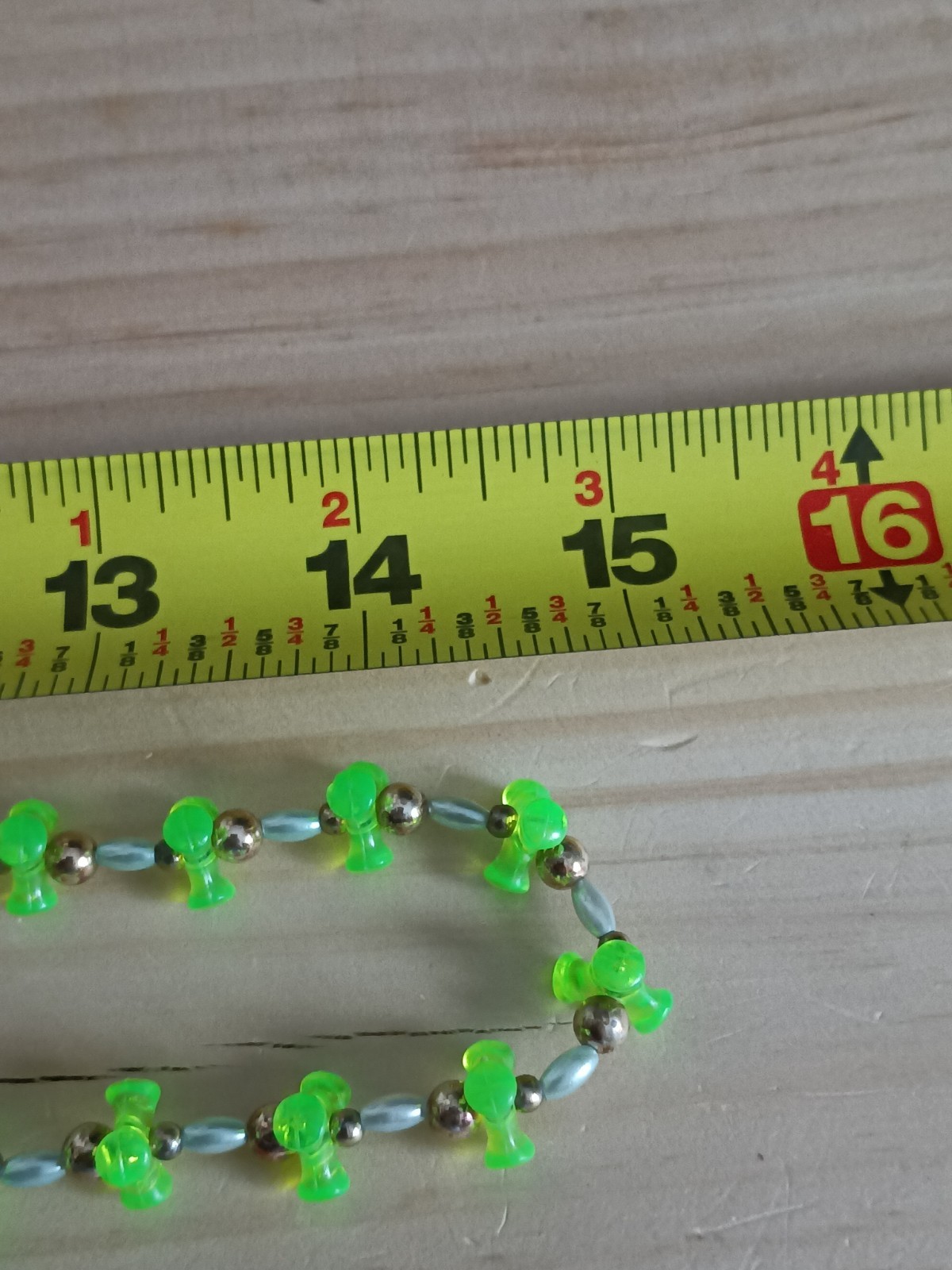 vintage Green Silver Bow-Shaped Beaded Necklace Plastic Metal 16in No Stone