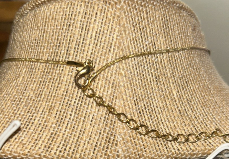 Unbranded Women’s 18” – 20.5” Goldtone Chain Necklace With Green Pendant EUC