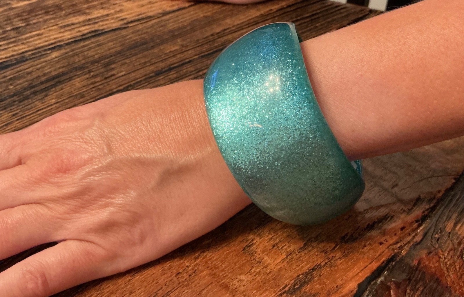 Vt Green-Blue Sparkling Lucite Wide Wave Bracelet, Diameter 2,6 Inches, 84,4gr