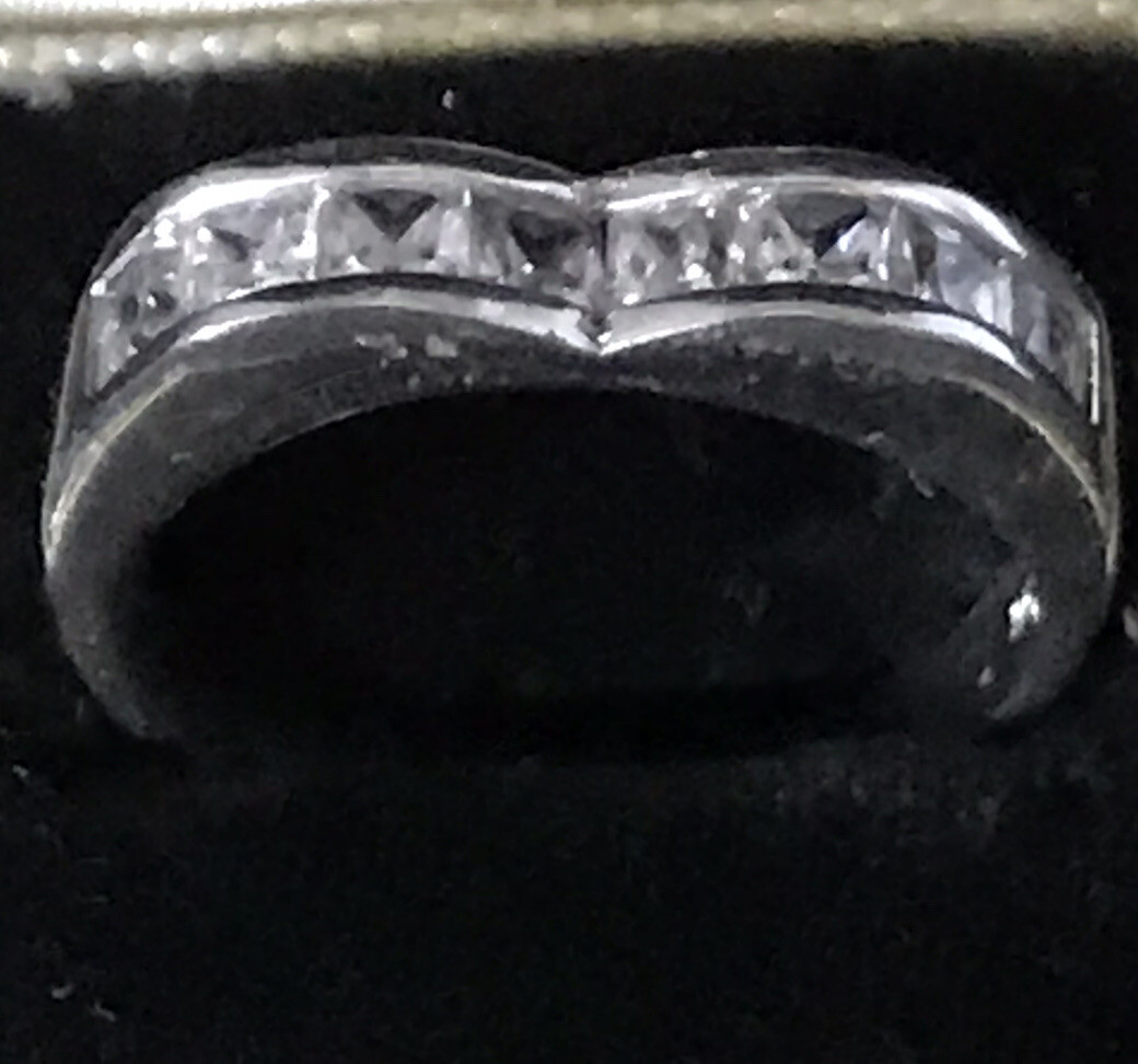 Beautiful CHANNEL SET CUBIC ZIRCONIA 8 STONE ALMOST HEART SHAPED BAND