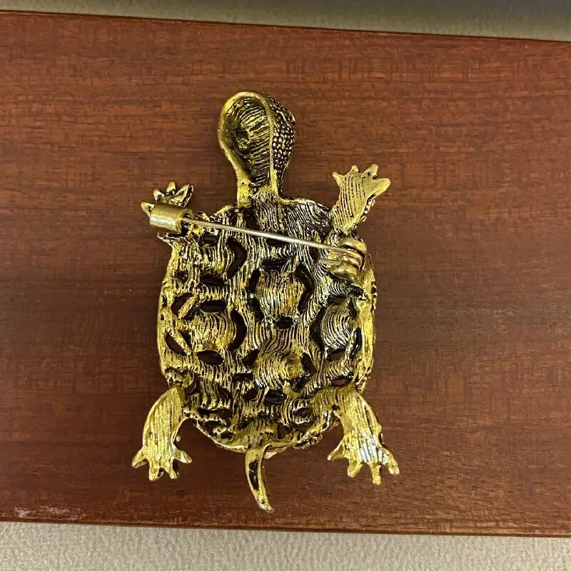 Vintage Rhinestone Turtle Brooch Men Stylish Animal Pin for Any Occasion Blue
