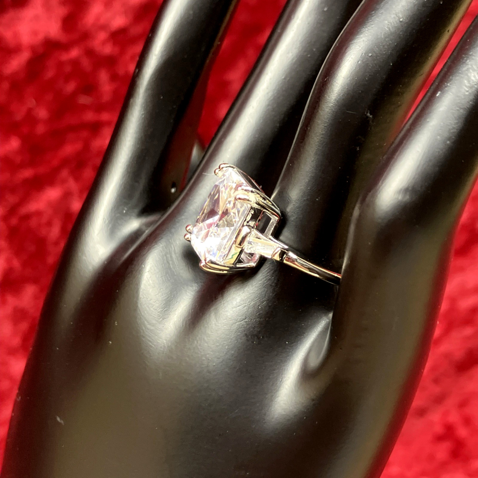 Macy’s CZ Asscher Cut Center Stone Ring In Silver Plate Size 7 NWT RP $60