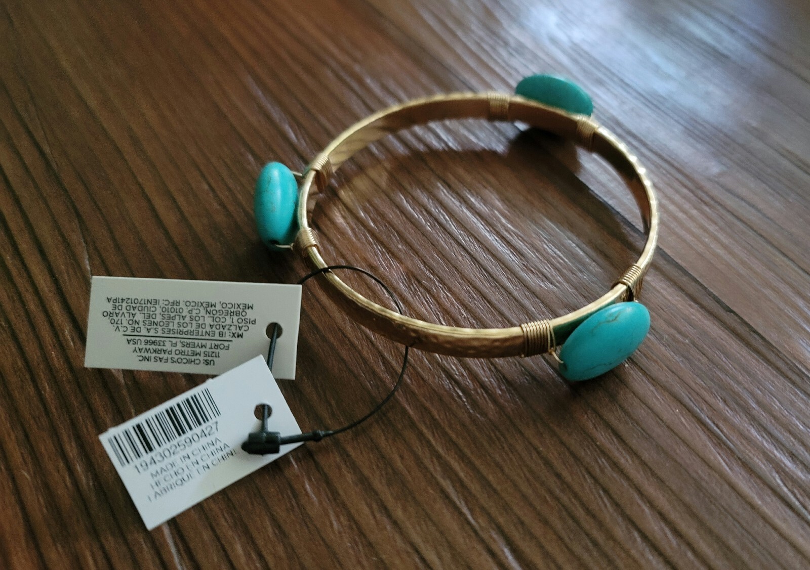 NWT CHICO’S BANGLE BRACELET HAMMERED METAL GOLD / TURQUOISE COLOR STONES $35.00