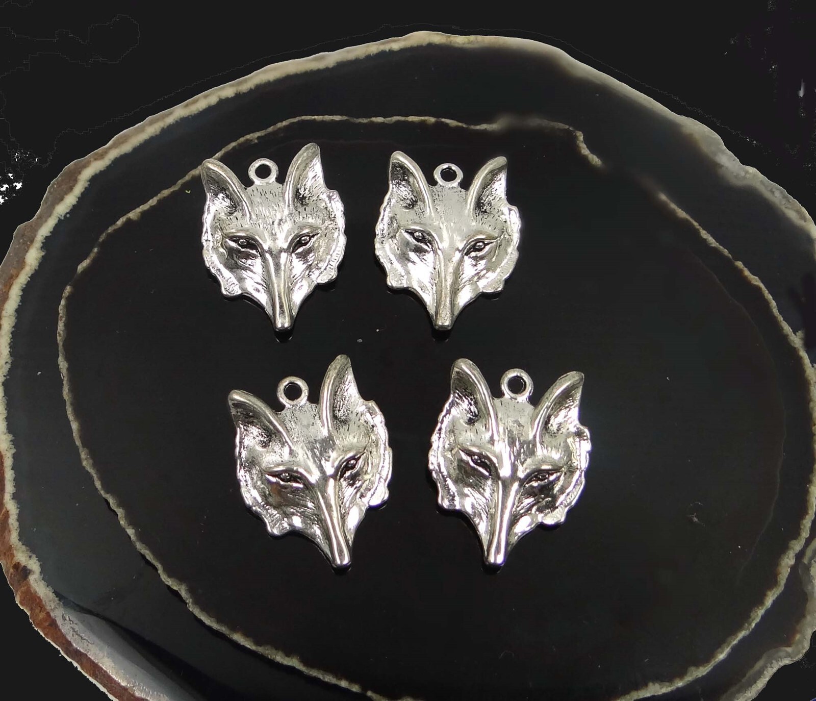 4 Wold Head Antique Silver Pewter / Alloy Charm Pendnat 28x23mm