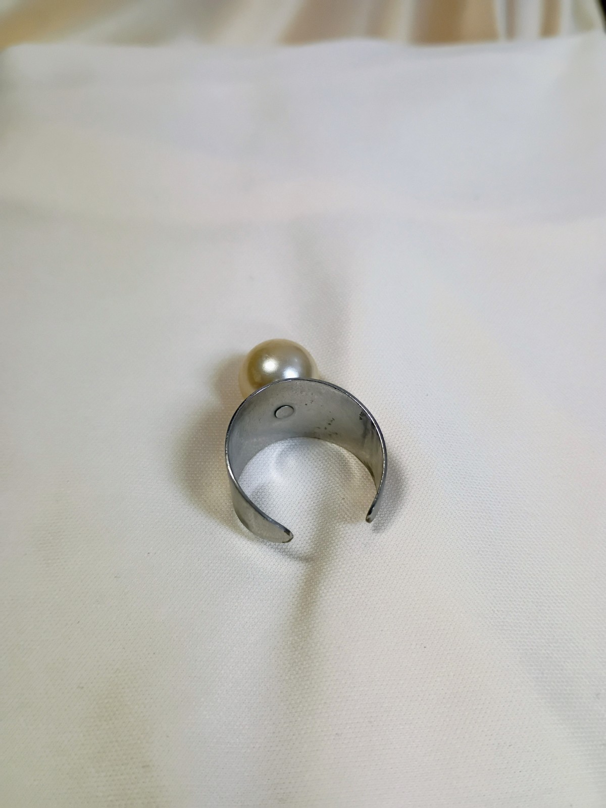 Adjustable Silver Tone Metal Band Ring Size 8 Round Cream Faux Pearl