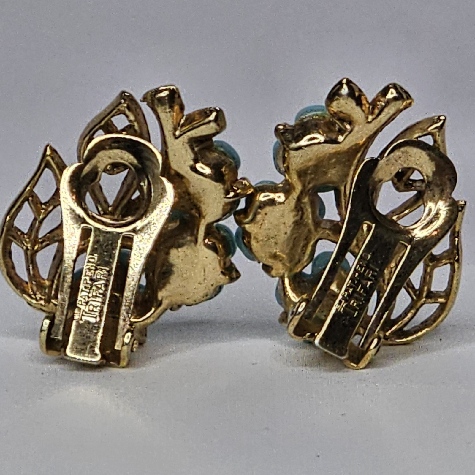 50’S CROWN TRIFARI TURQUOISE LUCITE ‘FORGET ME NOT’ FLOWER CLIP ON EARRINGS