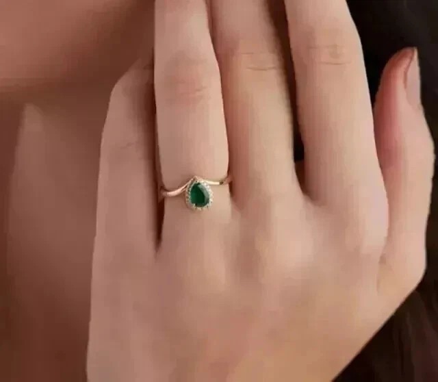 1.30Ct Pear Cut Simulated Green Emerald Curved Fancy Ring 14K Yellow Gold Plated