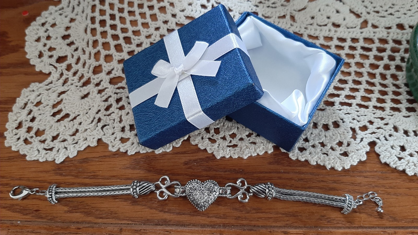 NWT – Awesome 7″-9″ Lia Sophia Love Dust Pave Crystal Heart Silver Tone BRACELET
