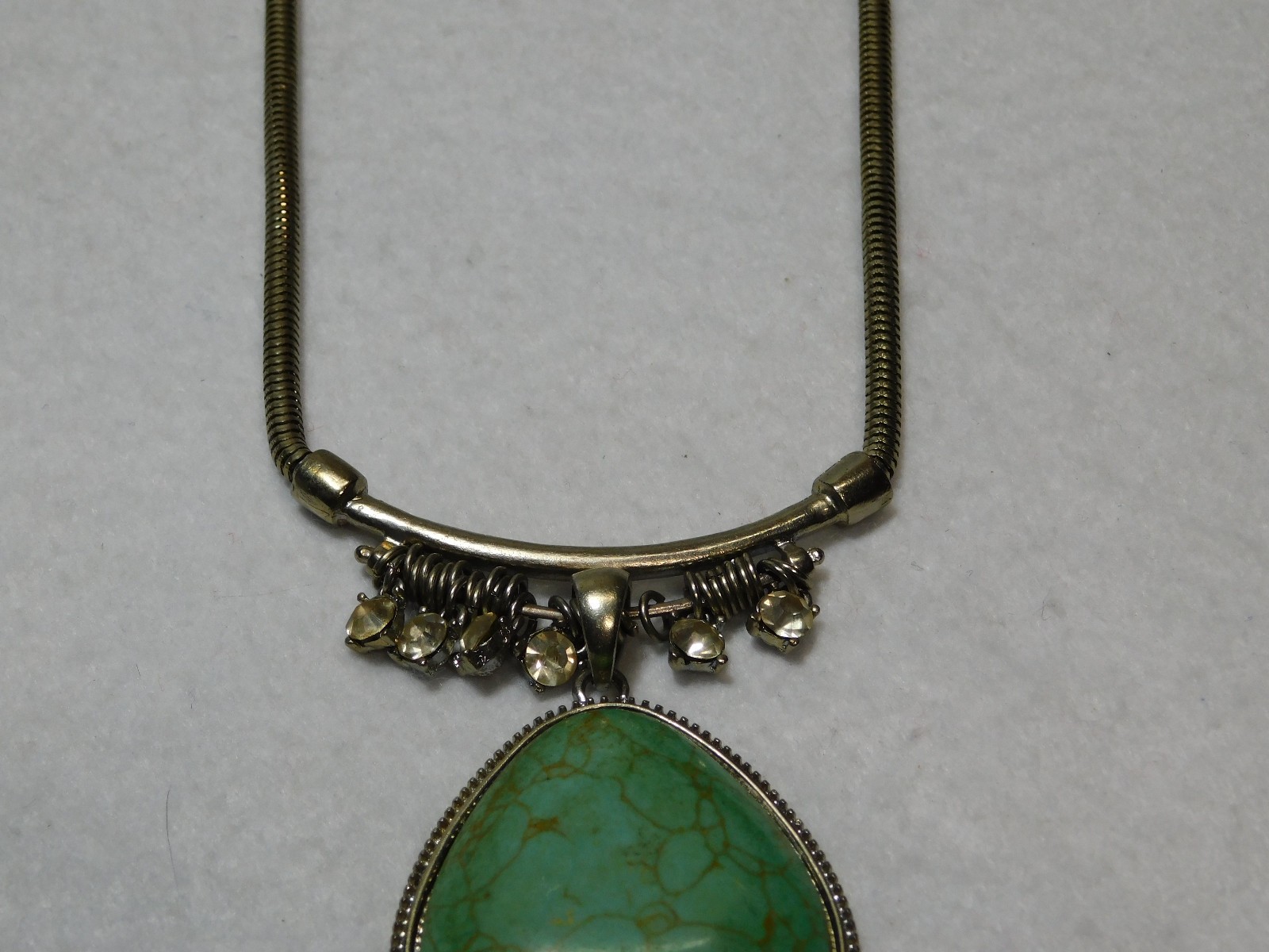 2″ Green (Faux?) Turquoise Necklace W/Stone Accents in Very Good Condition
