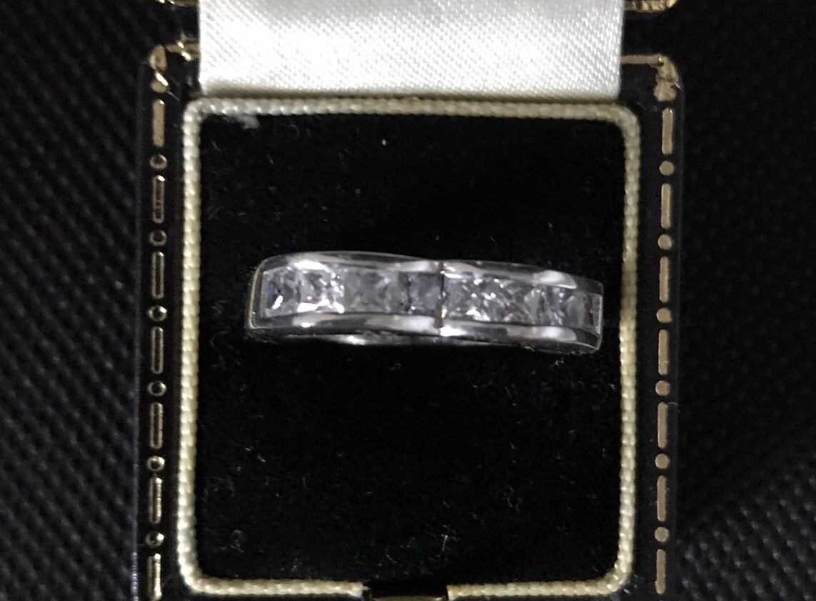 Beautiful CHANNEL SET CUBIC ZIRCONIA 8 STONE ALMOST HEART SHAPED BAND