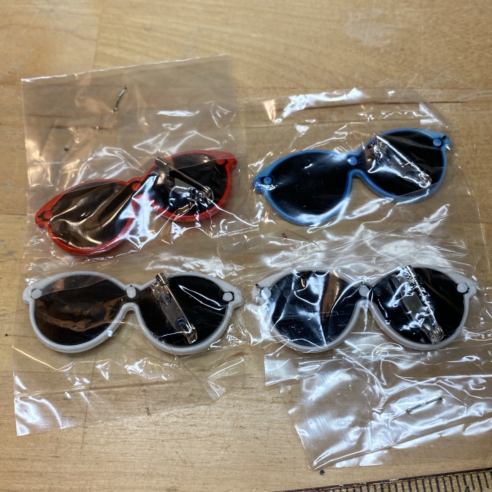 Vintage Lot Of 4 New Mini Plastic Sunglasses Brooch Pins Taiwan Red Whit Blue