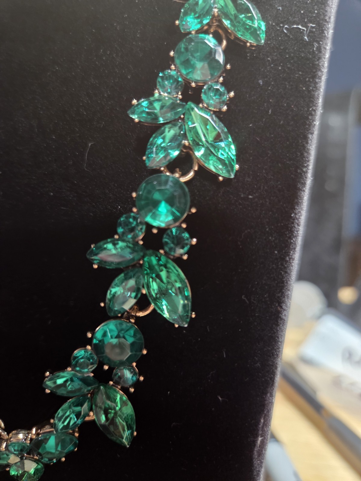 Gold Tone Emerald Green Acrylic Rhinestone Floral Necklace 18-20.5″