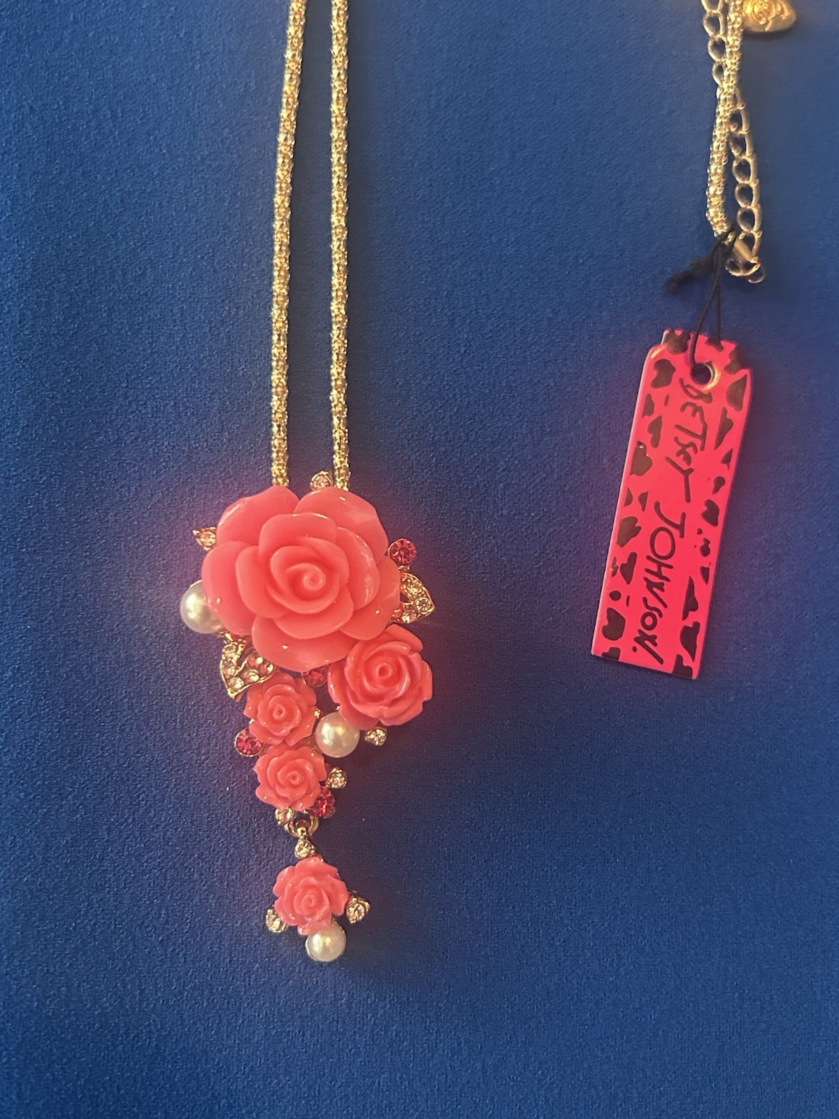 NWT BETSY JOHNSON Gold Tone Pendant Necklace – Rose And Pearl Design