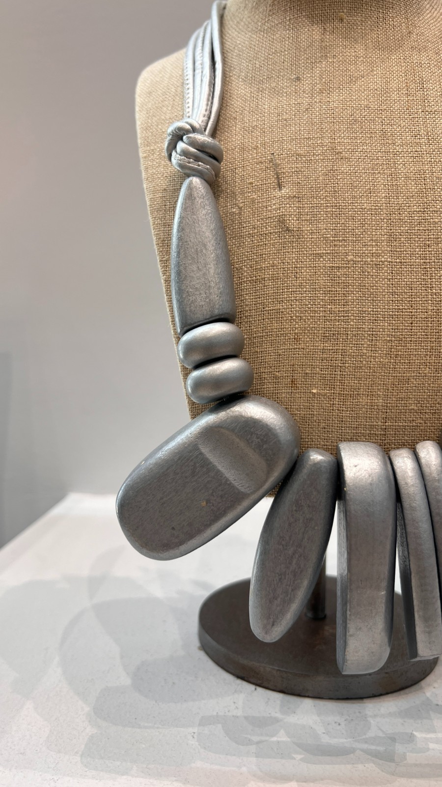Le streghe women wood statment necklace in gray/silver