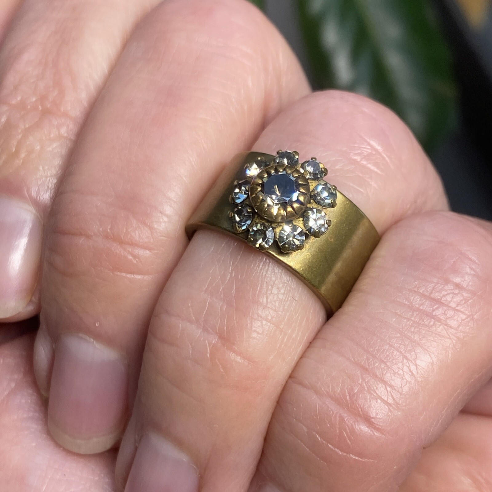 Vintage Bronze Halo Ring Band Estate Jewelry Pre-Owned Crystal Flower Size 5.5