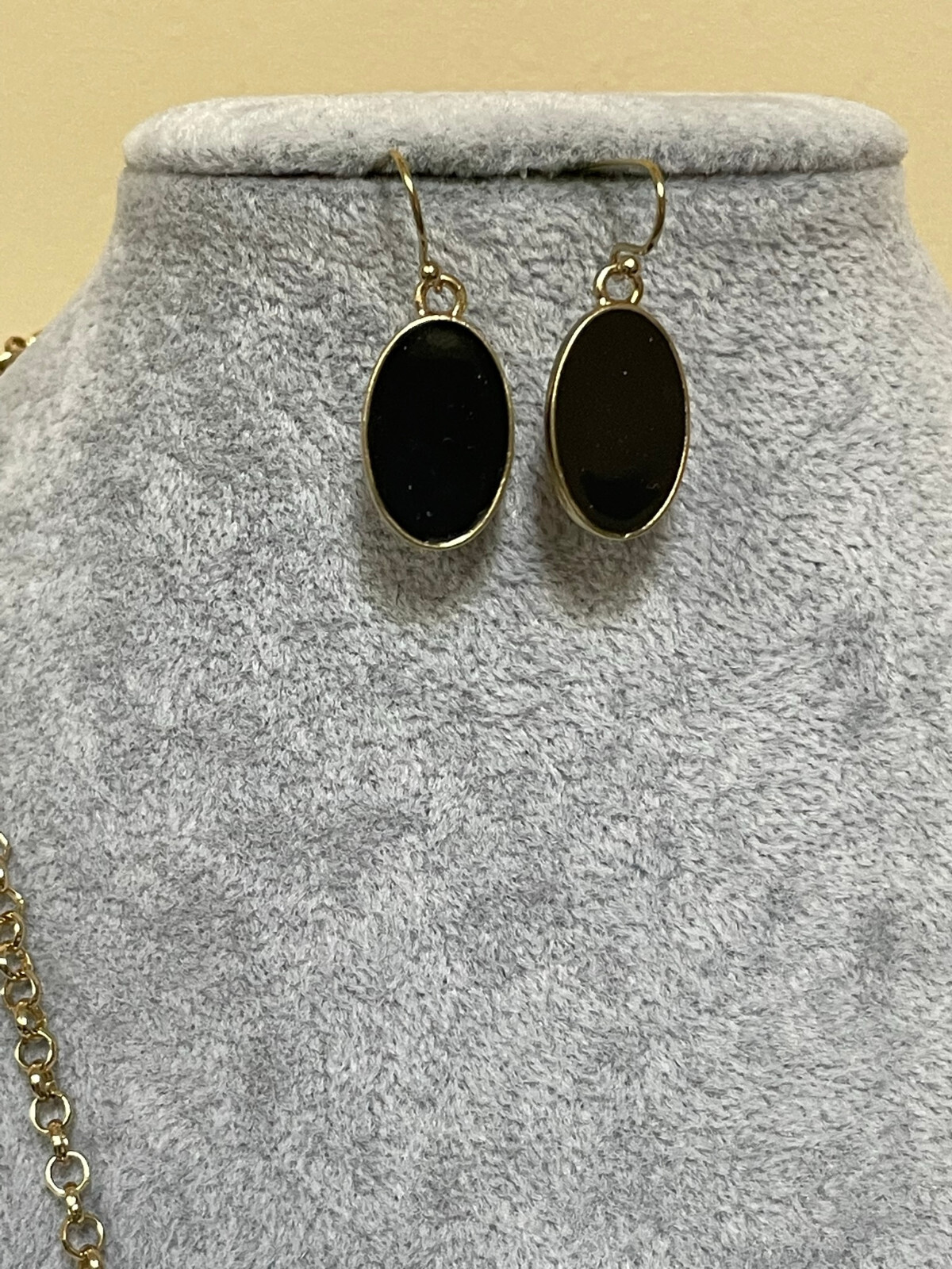 Cream And Black Epoxy Coating On Gold Tone Drops Necklace Earring Set