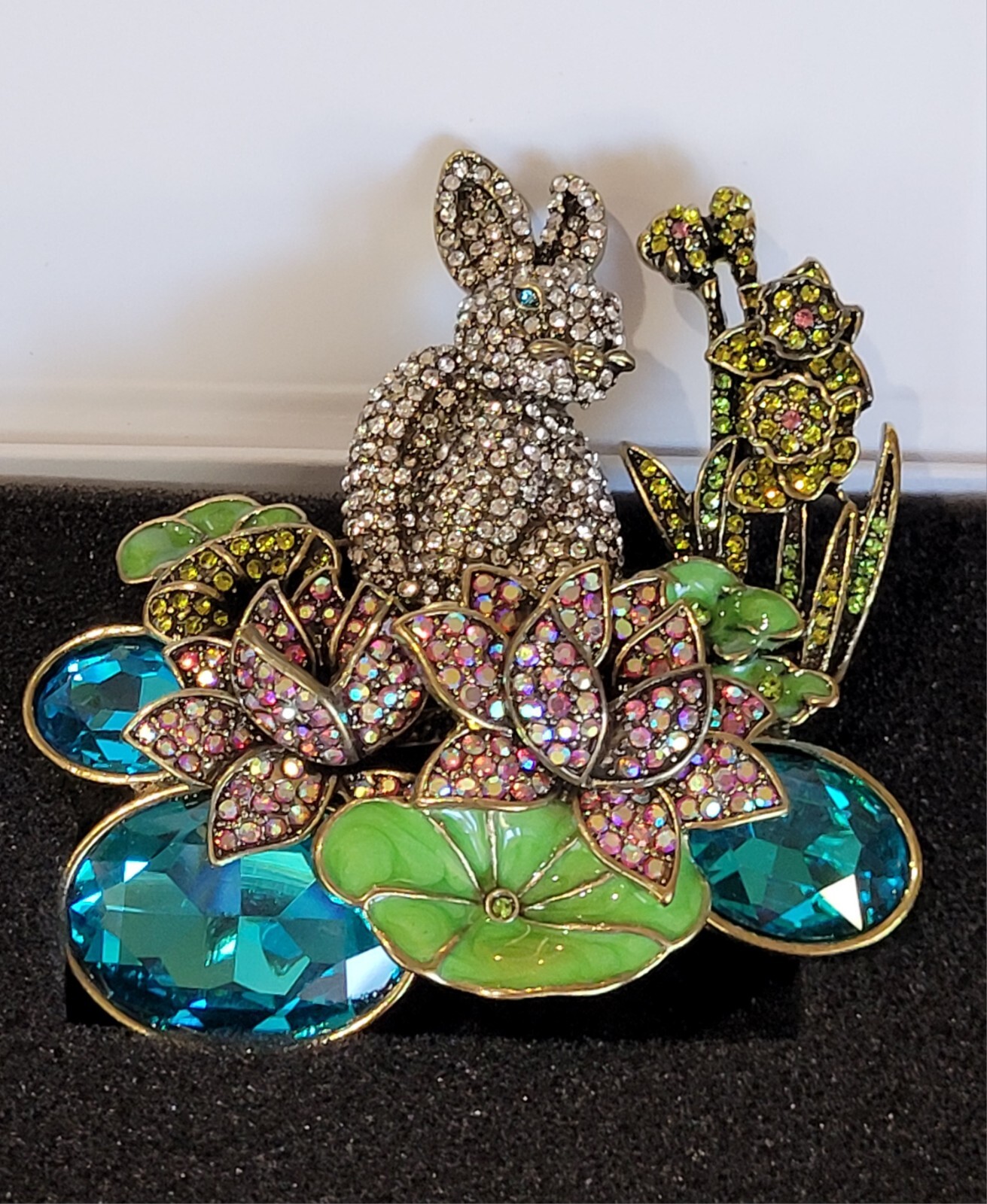 STUNNING ART DESIGNER EASTER Multi- Layered RABBIT & FLOWERS CRYSTAL BROOCH NEW